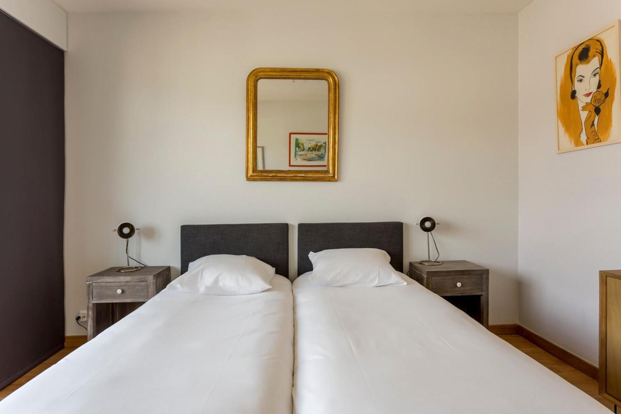 Eiffel Tower & Champs-elysees - 2br With Balcony - Cityapartmentstay * Parigi