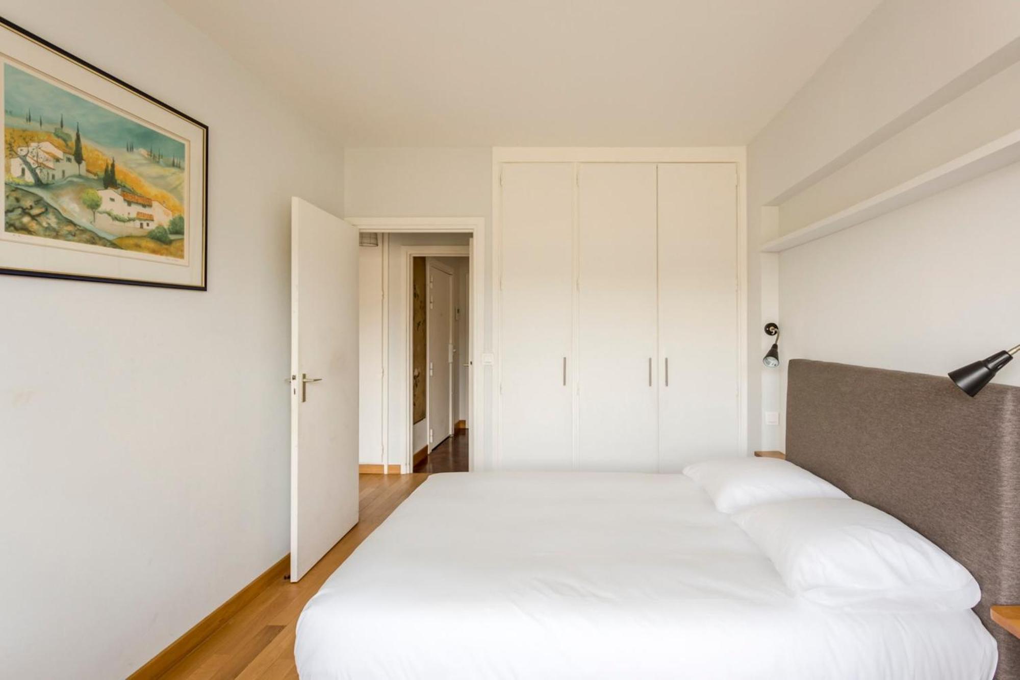 Eiffel Tower & Champs-elysees - 2br With Balcony - Cityapartmentstay Appartamento