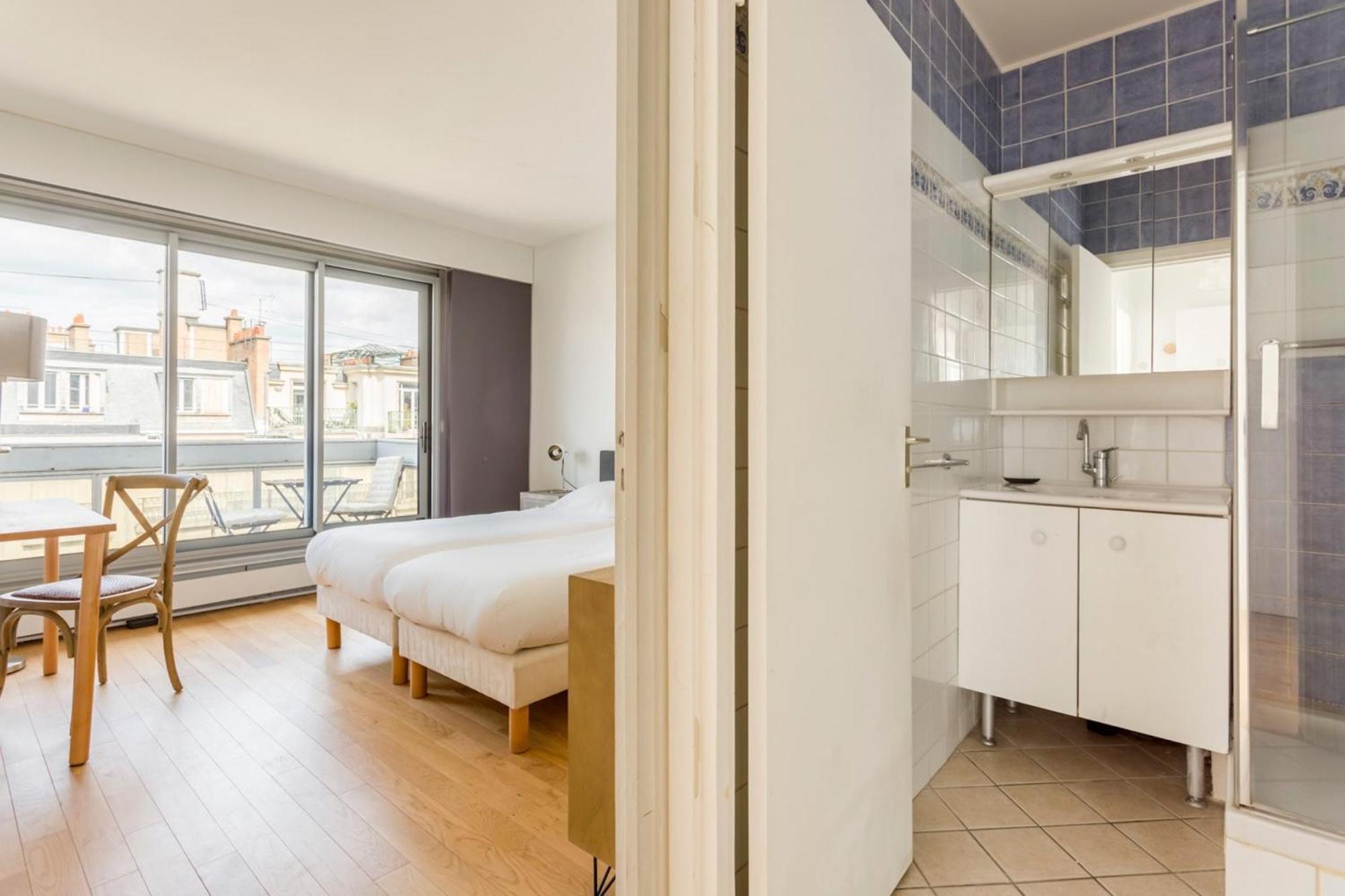 Eiffel Tower & Champs-elysees - 2br With Balcony - Cityapartmentstay * Parigi