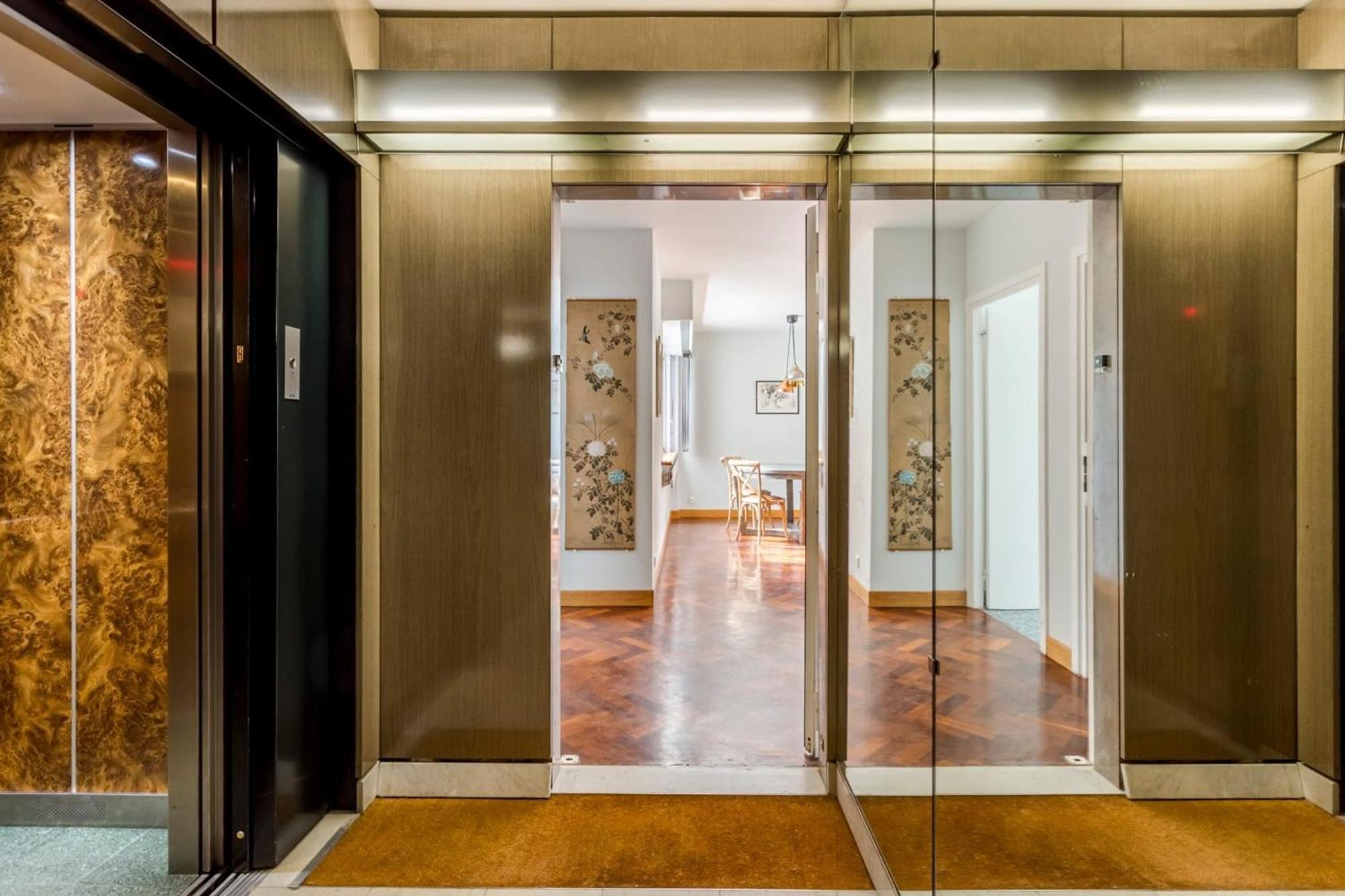 Appartamento Eiffel Tower & Champs-elysees - 2br With Balcony - Cityapartmentstay