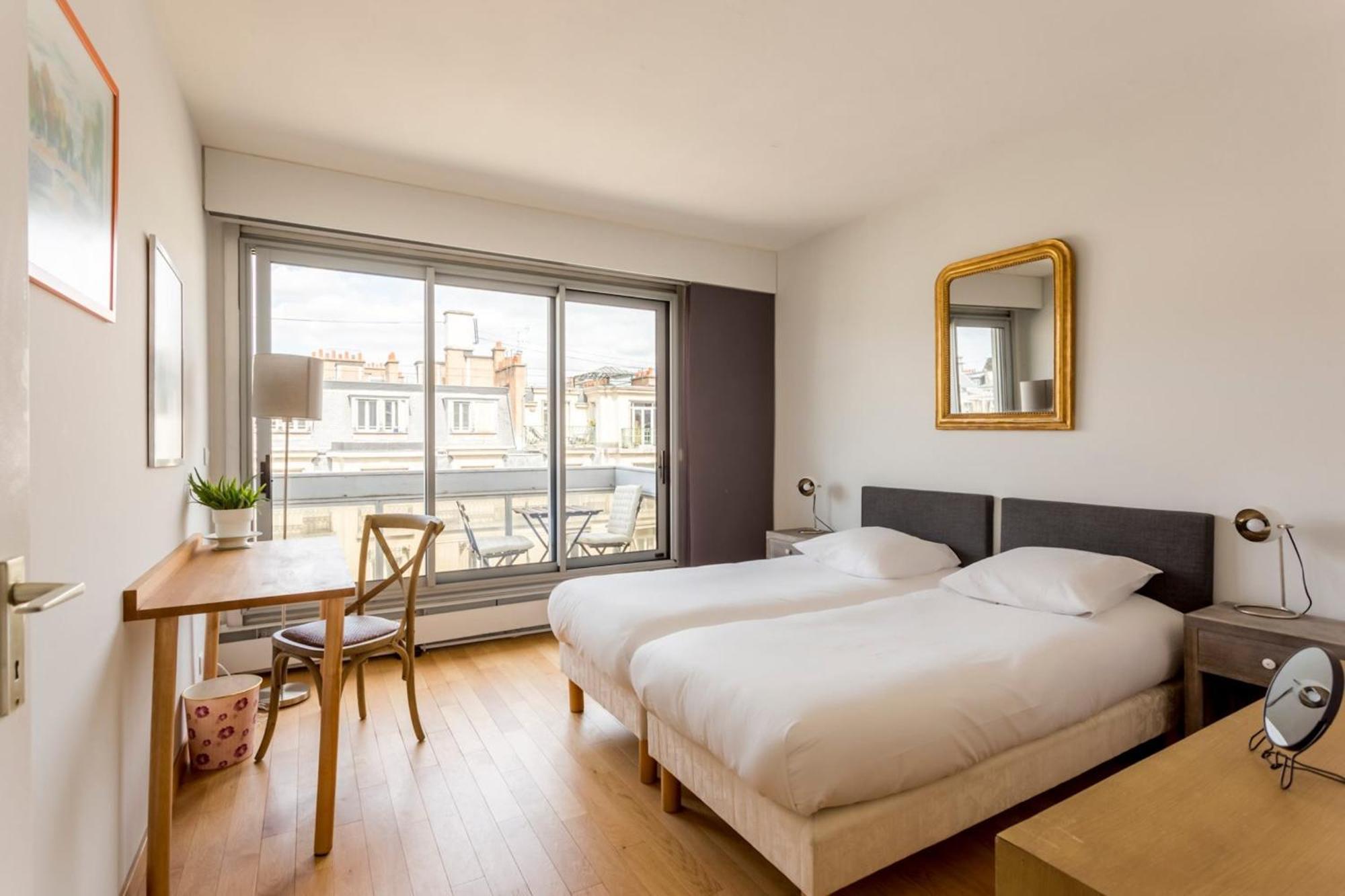 Appartamento Eiffel Tower & Champs-elysees - 2br With Balcony - Cityapartmentstay Parigi