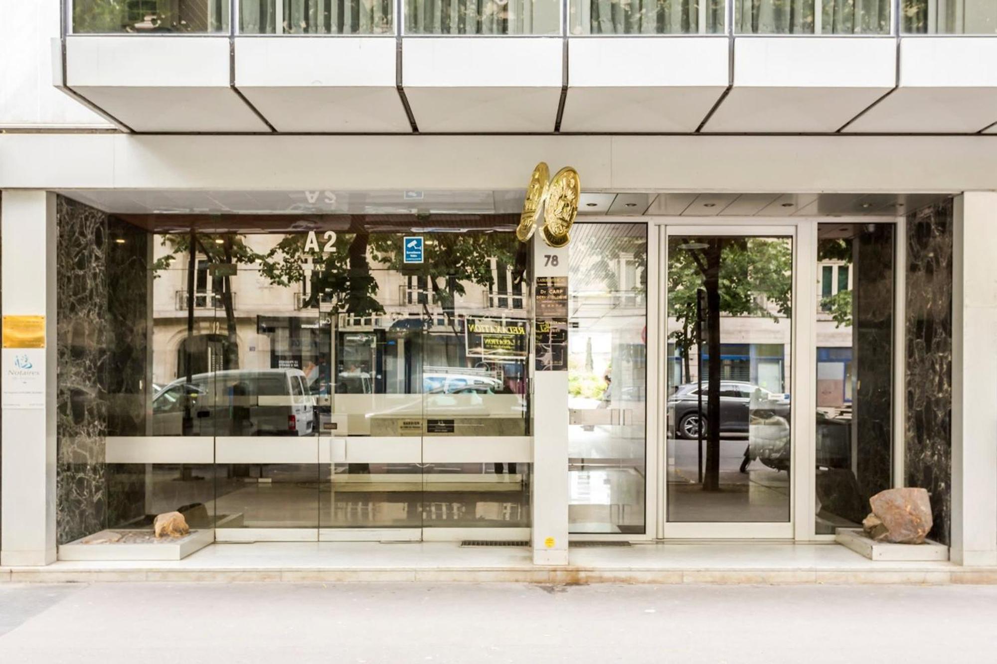 Appartamento Eiffel Tower & Champs-elysees - 2br With Balcony - Cityapartmentstay *