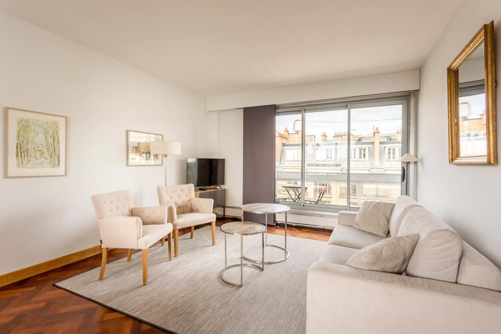 Eiffel Tower & Champs-elysees - 2br With Balcony - Cityapartmentstay Appartamento