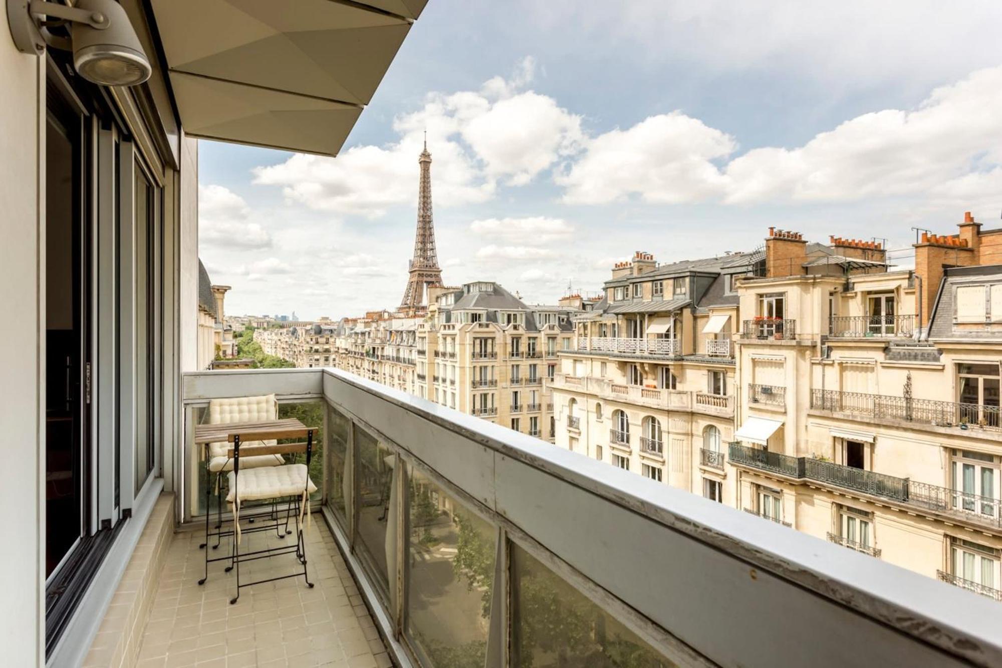 Eiffel Tower & Champs-elysees - 2br With Balcony - Cityapartmentstay Parigi